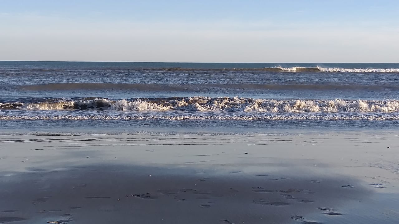 Olas suaves acariciando la orilla, perfectas para relajarse
